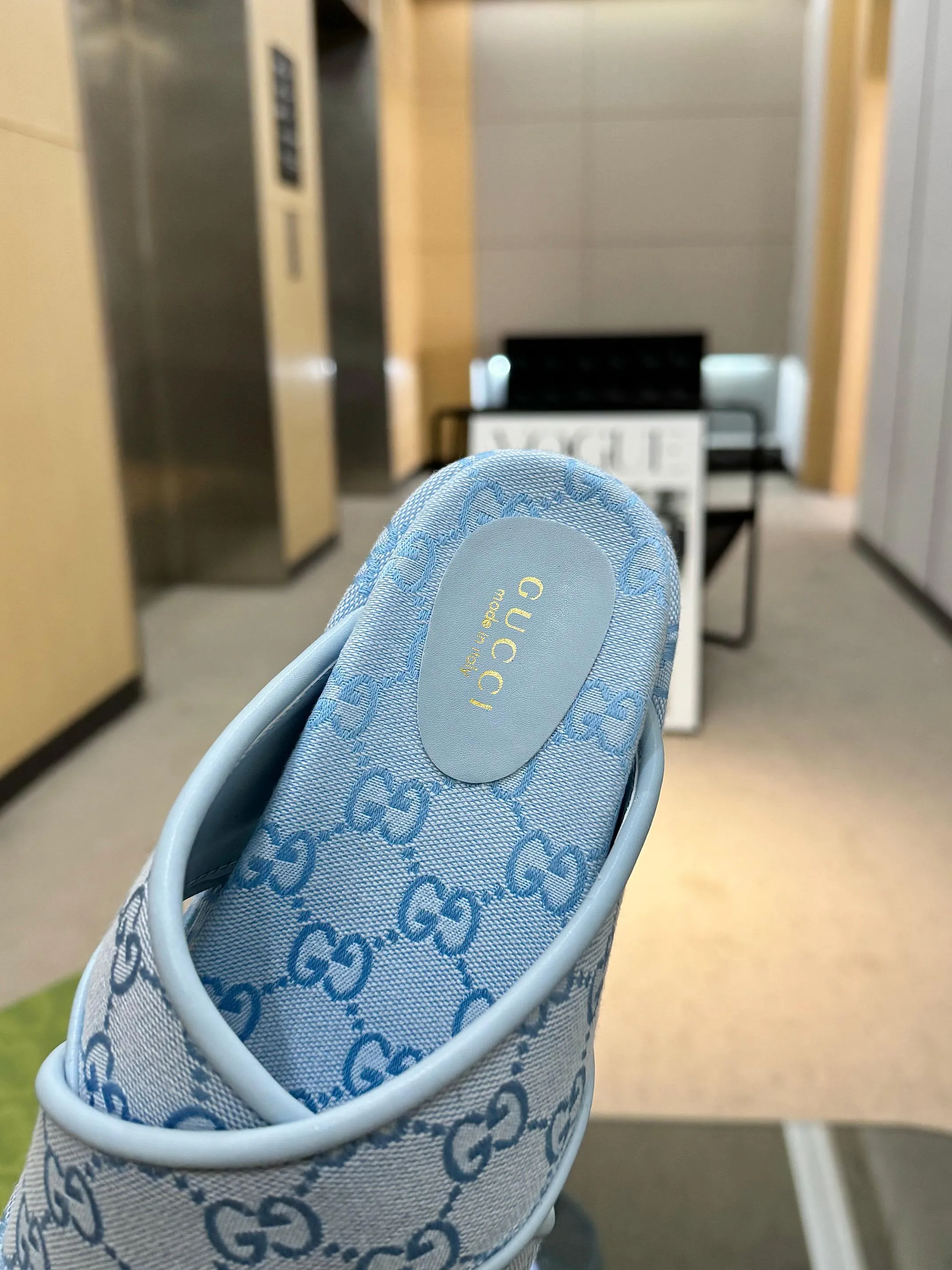 👟👟Ex-factory price 400👟👟 Shipped all year round, Gucci's latest limited edition thick-soled slippers. Top quality for sale. Purchase genuine product for development. The material and workmanship are consistent with the original. Upper: original special printing process. Lining: dyed sheepskin. Outsole: Italian private model outsole. Size: 35-43M standard size. 41, 42, 43 are also customized and cannot be returned. Sole thickness: 5.5cm. Forefoot 4cm.